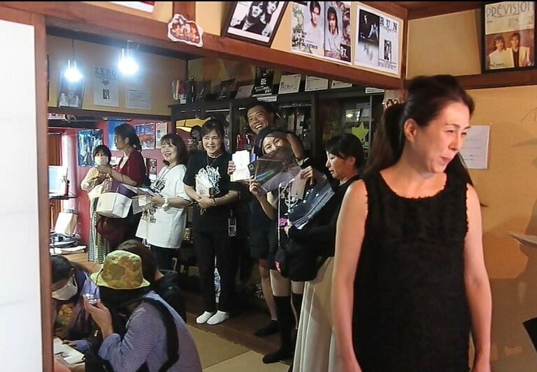 178津山ファンクラブルームで稲葉なおとさんサイン会 - 津山瓦版